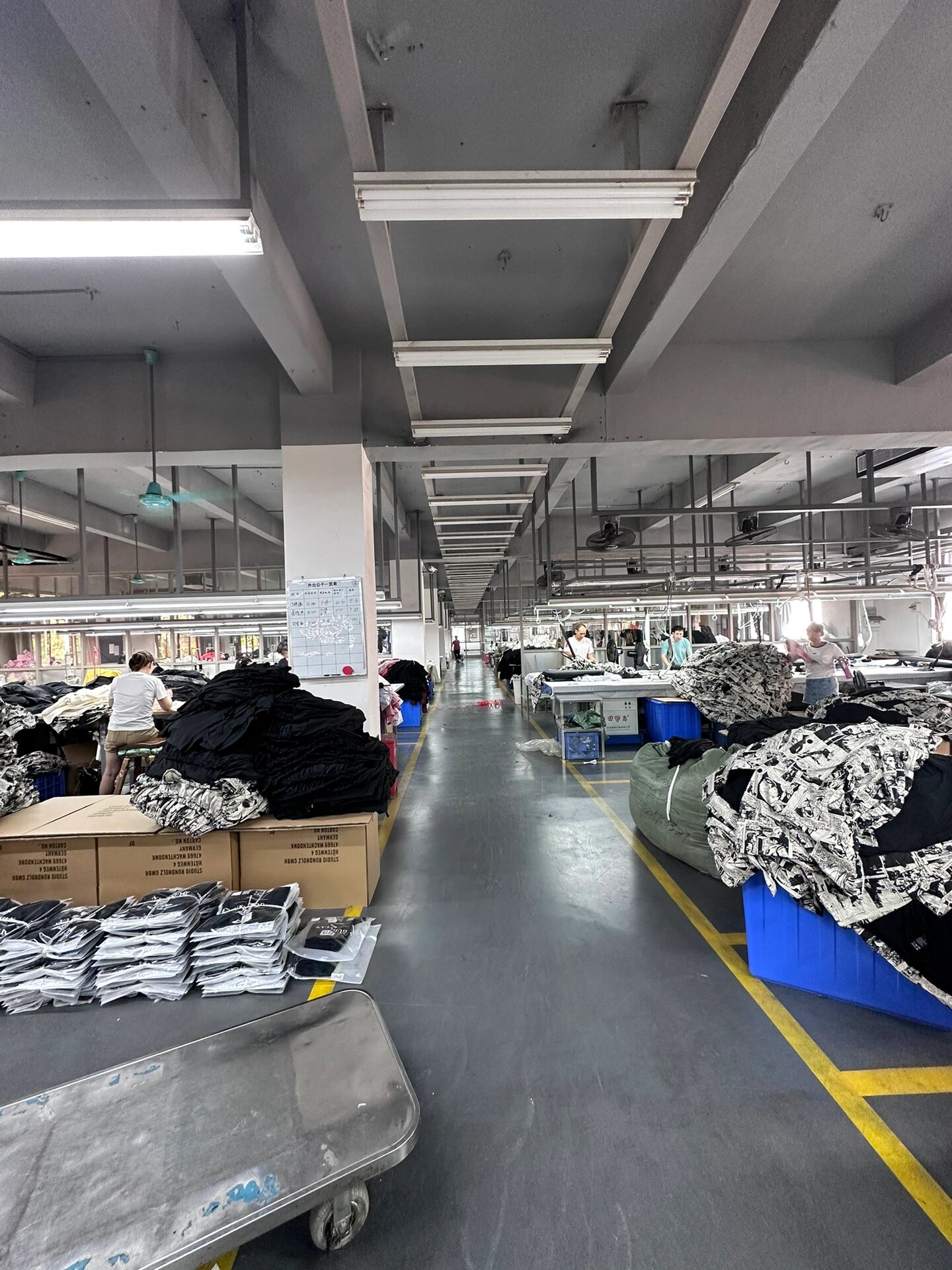 服裝工廠實拍 從源頭定制，100件起訂助力零售創(chuàng)業(yè)